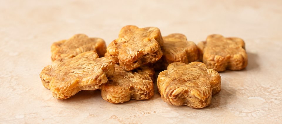Galletas de pollo deshidratado con forma de flor.